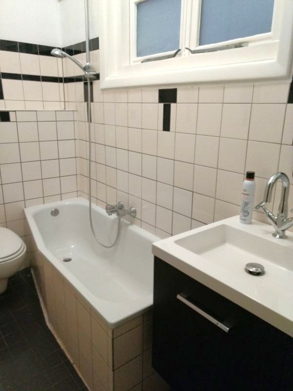 Krappe, onpraktische badkamer met weinig ruimte en bergruimte