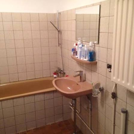 Verouderde badkamer met tegels in jaren 70/80-stijl